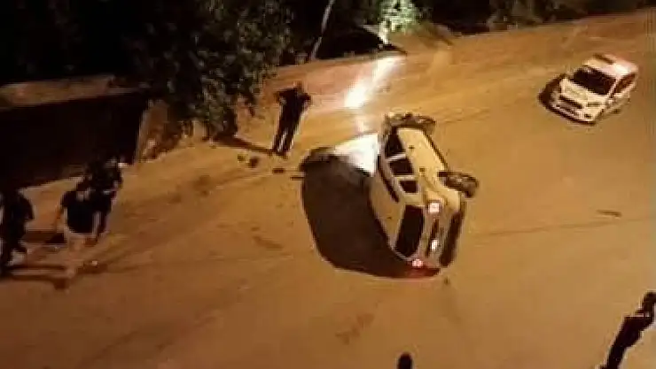 Elazığ'da park halinde araçlara çarpan otomobil devrildi: 1 yaralı