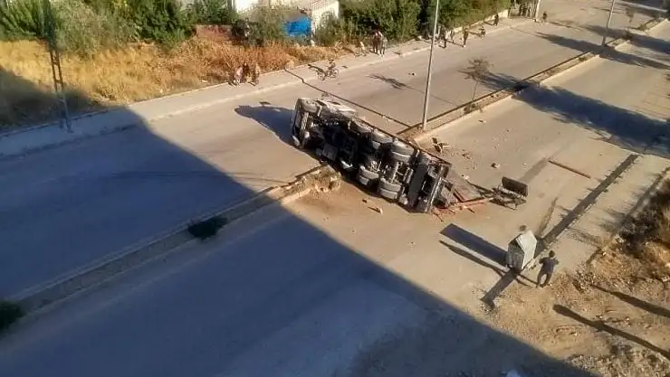 Elazığ'da refüje çarpan tır devrildi