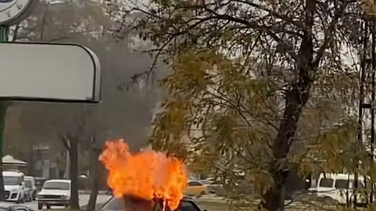 Elazığ'da seyir halindeyken yanan otomobil kullanılamaz hale geldi