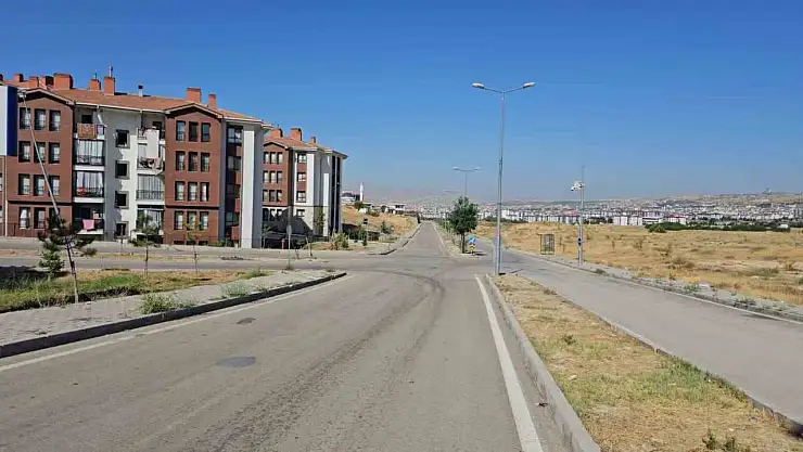 Elazığ'da sıcaklık 40 dereceye yaklaştı, caddeler boş kaldı