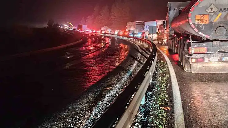 Elazığ'da tır devrildi: Kilometrelerce araç kuyruğu oluştu