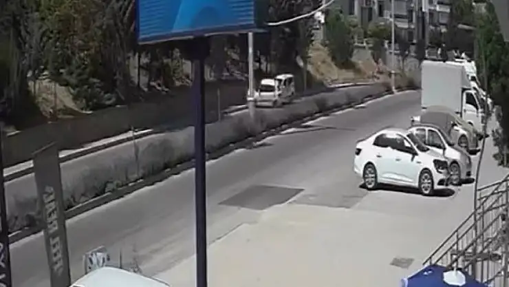 Elazığ'da trafik kazası güvenlik kamerasına yansıdı
