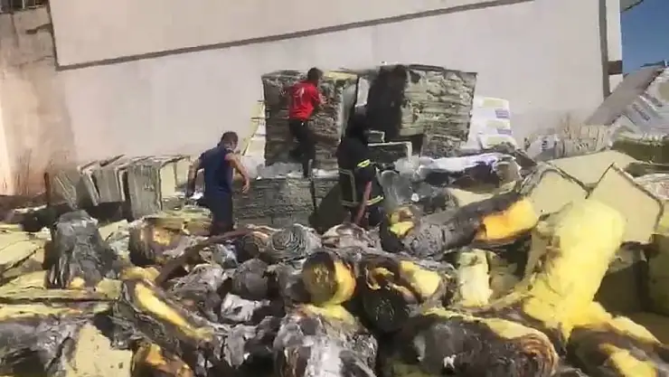 Elazığ'da yalıtım malzemelerinin olduğu depoda yangın