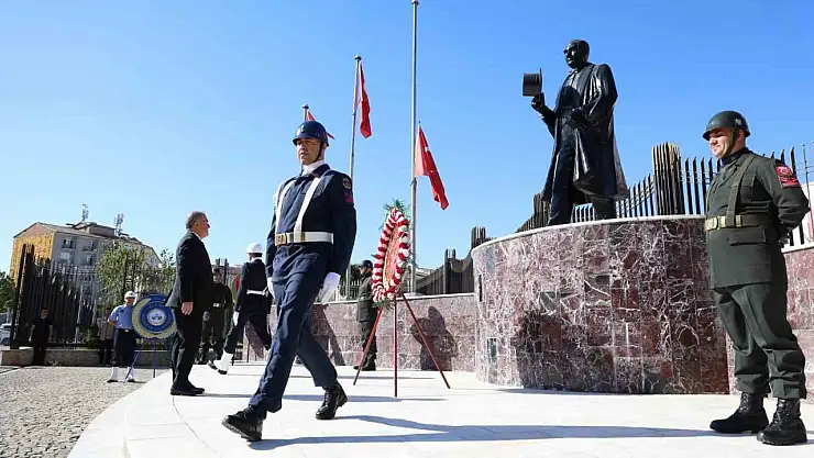 Elazığ'da Zafer Bayramı kutlamaları çelenk sunumu ile başladı