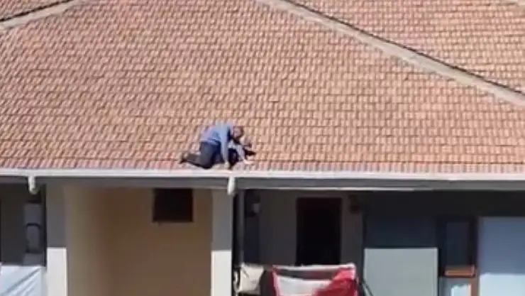 Fırtınalı havada çatıda tehlikeli çalışma yürekleri ağza getirdi