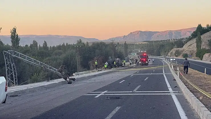 Freni patlayan tırın otobüse çarpma anı kamerada