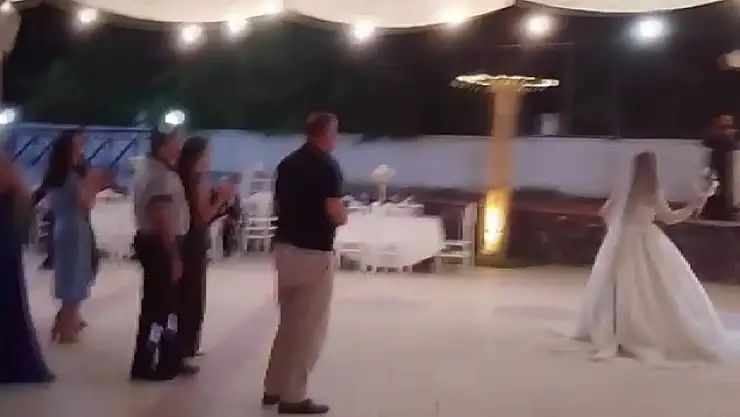 Gelin çiçeği için genç kızlar değil erkekler yarıştı