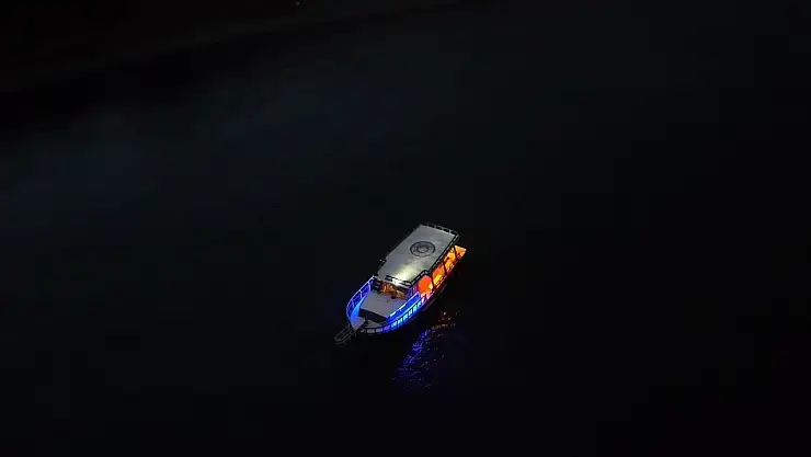 Hazar Gölü'nün gece görüntüleri İstanbul'u aratmadı