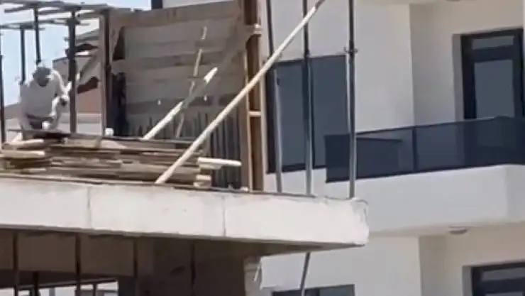 İnşaat işçilerinin tehlikeli çalışması kameraya yansıdı