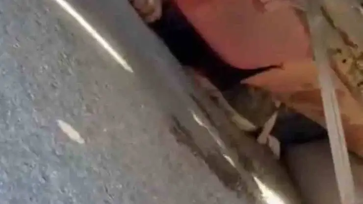 Kamyonun altında kalan motosiklet sürücüsünü kurtarmak için seferber oldular