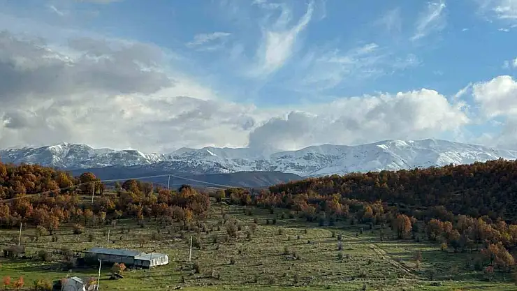 Karla kaplı dağlar sonbaharın renkleriyle buluştu