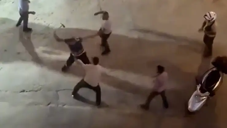 Kavga ettiği şahsa nacak ile saldırdı: O anlar kamerada