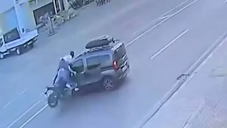 Kaza yapan motosikletteki yolcu, havada üç takla attı: O anlar kamerada