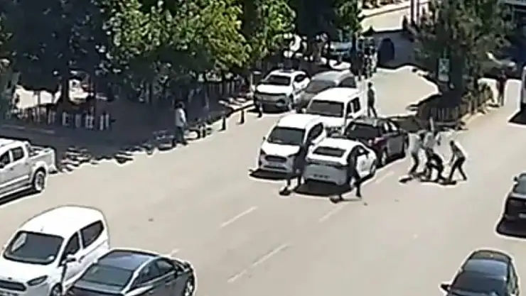 Kombi tartışması hastanede bitti: 5 kişi kiracıyı cadde ortasında sopalarla dövdü