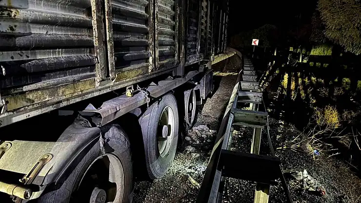 Malatya-Adıyaman karayolunda çekici alev aldı