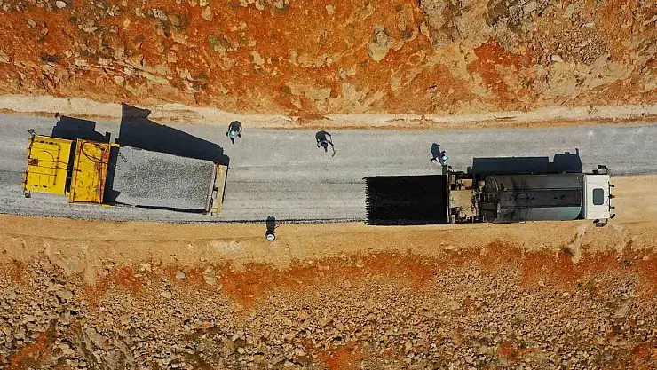 Malatya Büyükşehir Belediyesi'nin kırsaldaki yol mesaisi sürüyor