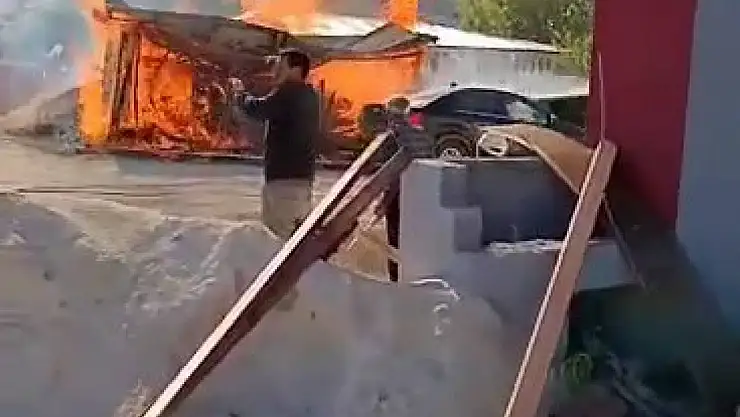 Malatya'da kereste deposunda korkutan yangın