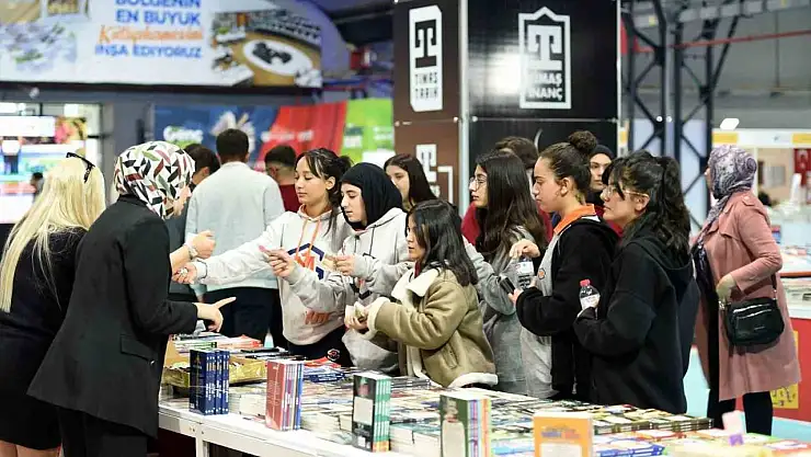 Malatya'da kitap fuarına 7'den 70'e yoğun katılım