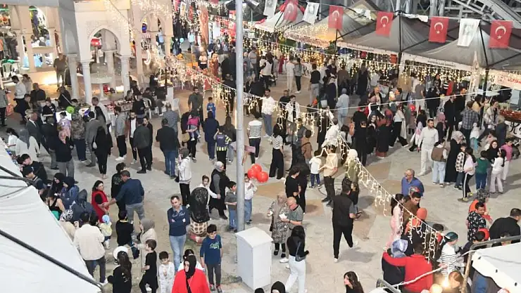 Osmaniye Belediyesi'nce kurulan Ramazan Çarşısı büyük rağbet görüyor