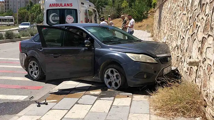 Otomobil duvara çarptı: 1 yaralı