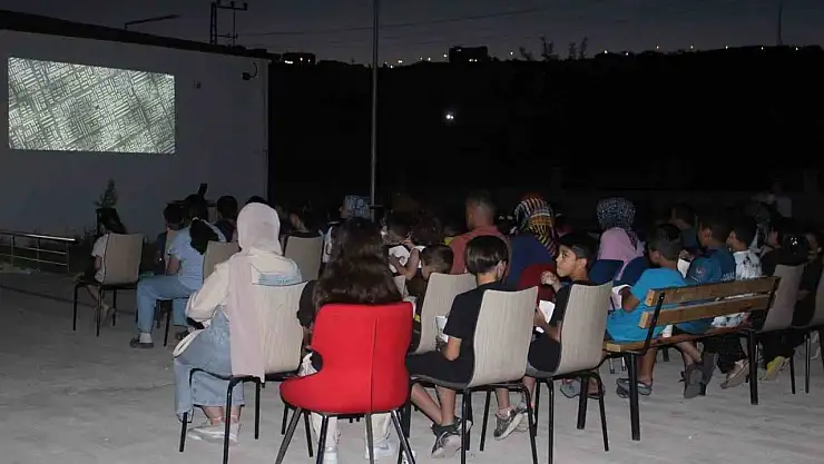 Palu'da çocuklara sinema keyfi