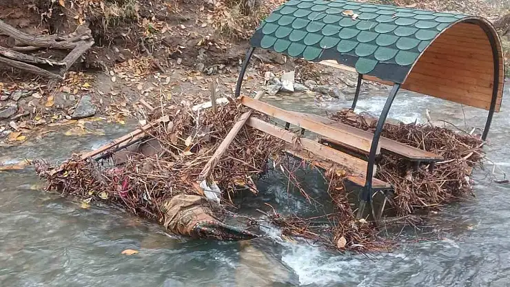 Palu'da Teke Deresi taştı: banklar sürüklendi