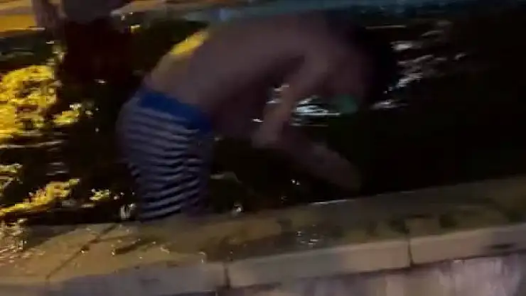 Sıcaktan bunalan çocuklar, süs havuzunda serinledi