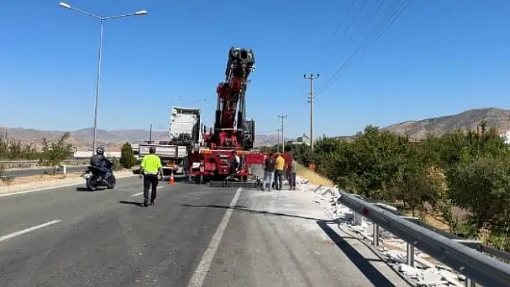 Tır evin bahçesine uçtu: Faciadan dönüldü