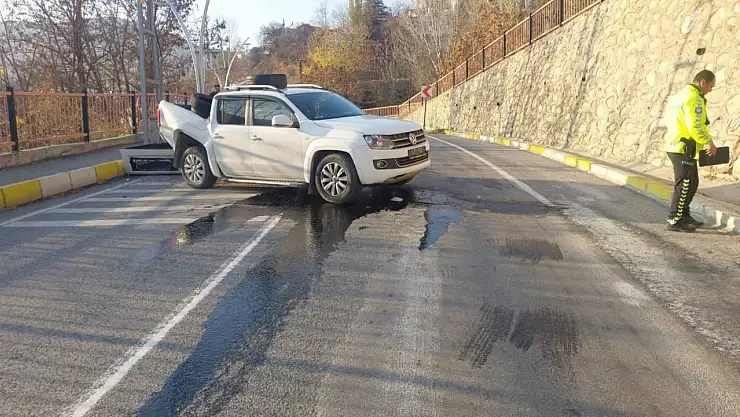 Tunceli'de kamyonet, 7 metre yükseklikten düştü: 4 yaralı