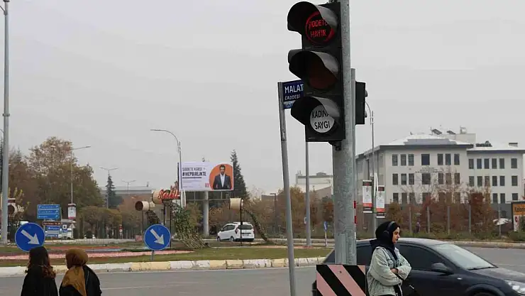 Türkiye'de ilk uygulama: Trafik sinyalizasyonlarında 'Şiddete Hayır' ve 'Kadına Saygı' mesajı