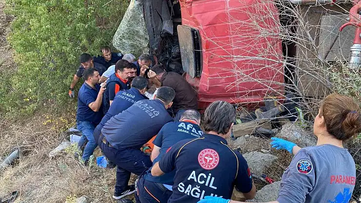 Yangına giden itfaiye aracı şarampole yuvarlandı: 2 itfaiye eri yaralı