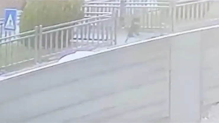 Yola fırlayan çocuk aracın altında kalmaktan son anda kurtuldu