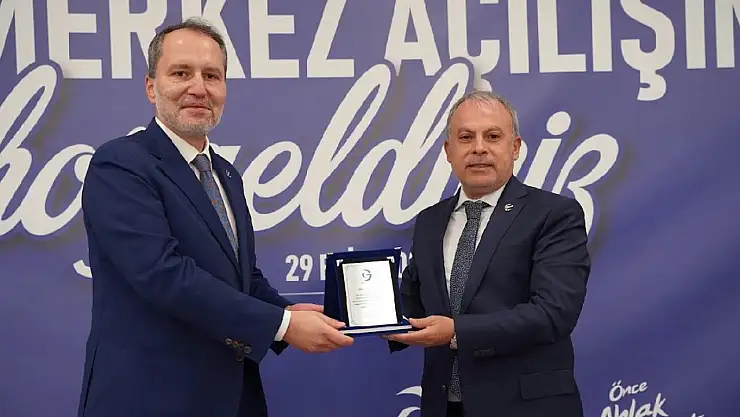 YRP GENEL BAŞKANI ERBAKAN'DAN MKYK ÜYESİ GÜL'E PLAKET