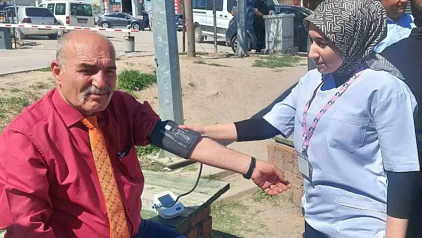 Akçadağ'da öğrenciler, halkın şeker ve tansiyonunu ölçtü
