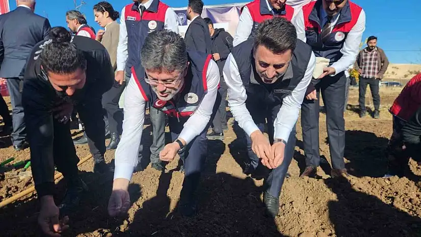 Bakan Yumaklı, Tunceli'de dağ sarımsağı ekti, balık yetiştiricileriyle bir araya geldi