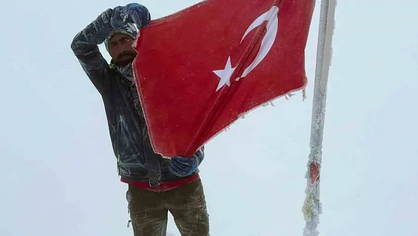 Elazığlı sporcu Cumhuriyet coşkusunu Erciyes'in zirvesine taşıdı