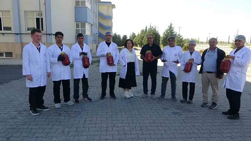 Fabrika gibi okul: Malatya'da öğrenciler domates yetiştirip salça üretiyor