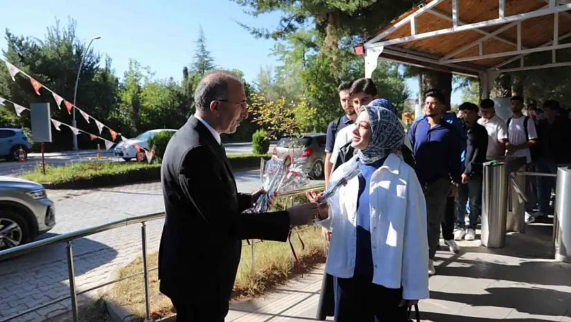 Fırat Üniversitesi'nde öğrenciler çiçeklerle karşılandı