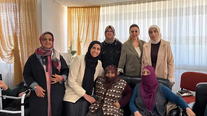 Hanımefendi Duruşuyla Takdir Topluyor