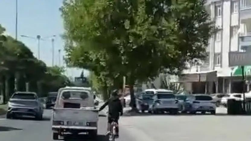 Elazığ'da bisikletlinin tehlikeli yolculuğu
