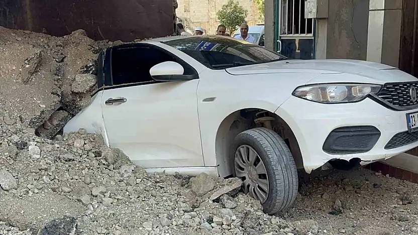 Elazığ'da hafriyat kamyonu otomobilin üzerinde devrildi: 1 yaralı