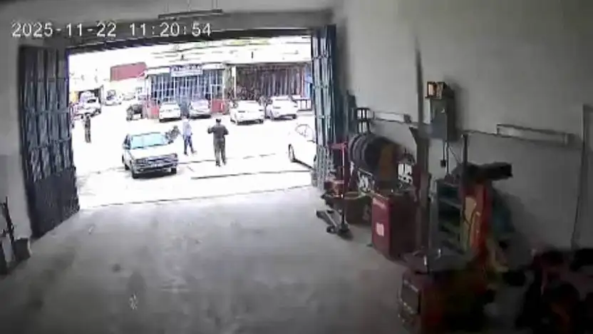 Elazığ'da motosiklet kazası güvenlik kamerasına yansıdı