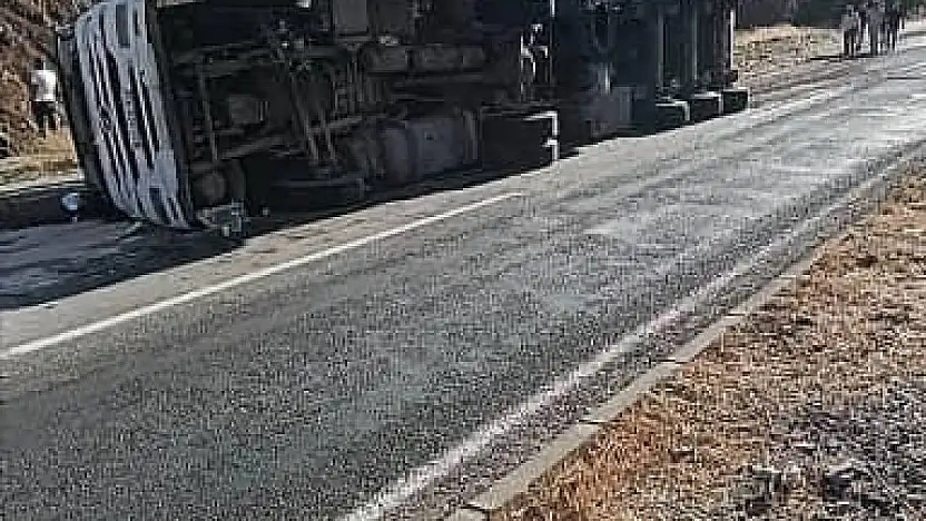 Elazığ'da virajı alamayan tır, devrildi