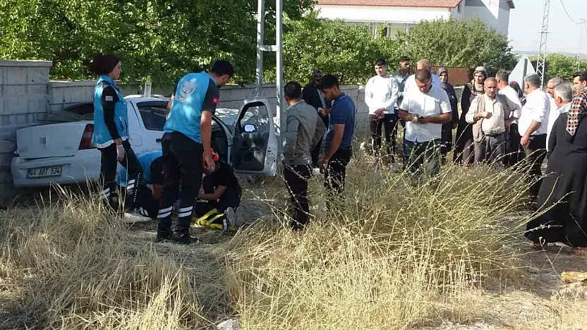 Kontrolden çıkan araç bahçe duvarına çarptı, anne ile 3 çocuğu yaralandı