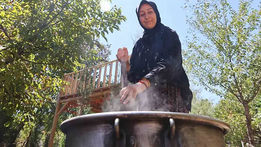 Sigara içenlere doğal çözüm: 7 saat kazanda pişirilen kozalak şurubu