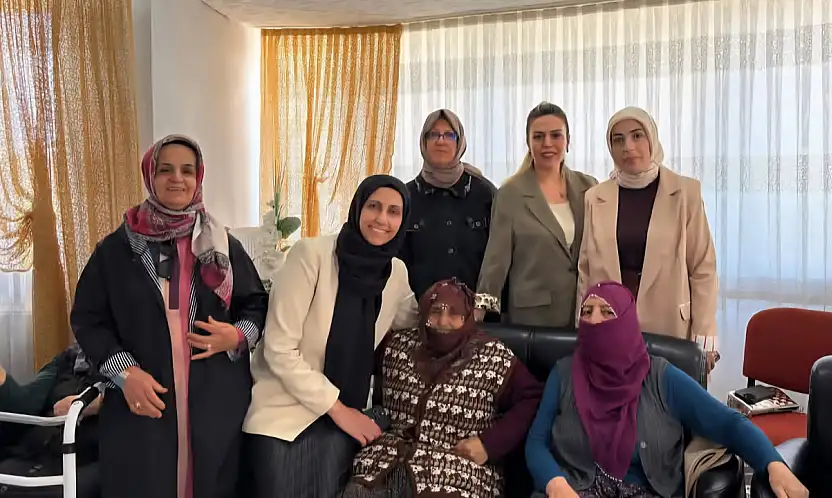 Hanımefendi Duruşuyla Takdir Topluyor