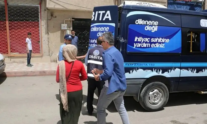 Her Işıkta Bir Dilenci: Yardım mı Ediyoruz, Sistemi mi Besliyoruz?