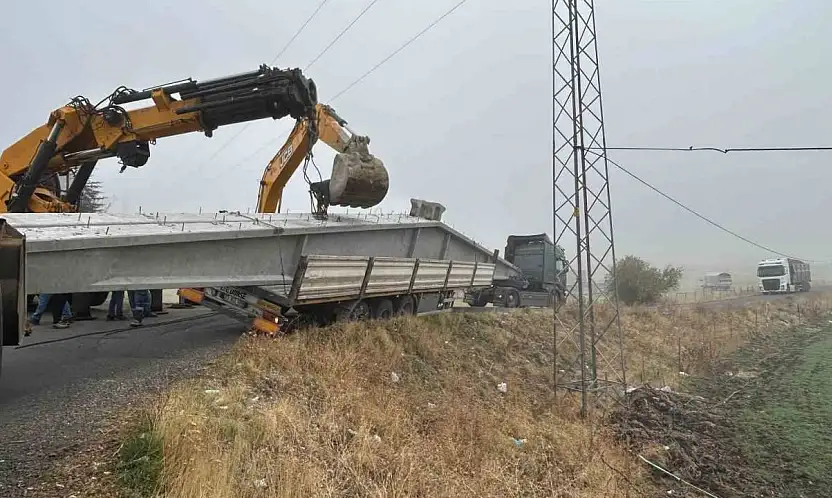 Bingöl'de virajı alamayan tır yan yattı