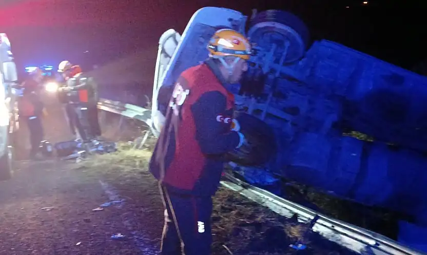 Elazığ'da bariyerlere çarpan kamyon devrildi: 1 yaralı