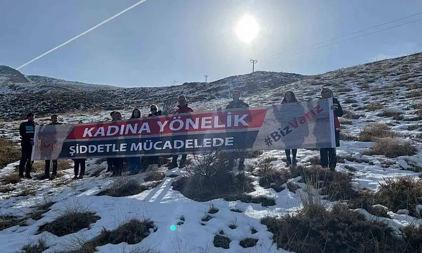 Elazığ'ın 2 bin 347 metrelik Hazarbaba zirvesinden şiddete karşı uyarı mesajı